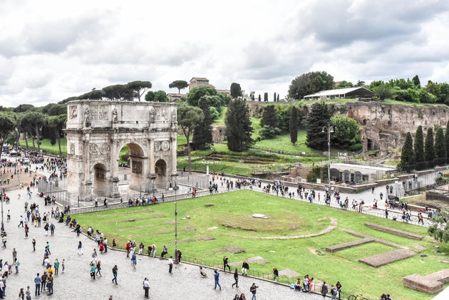 Een van de triomfbogen van Rome, naast de ingang van het Forum Romanum