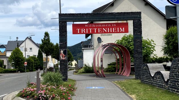 Trittenheim heet ons welkom, inclusief de Wijnkoningin