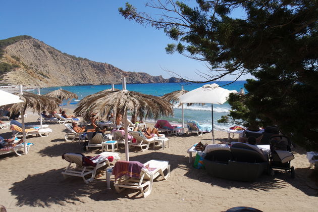Een heerlijke beach club: Tropicana op Cala Jondal