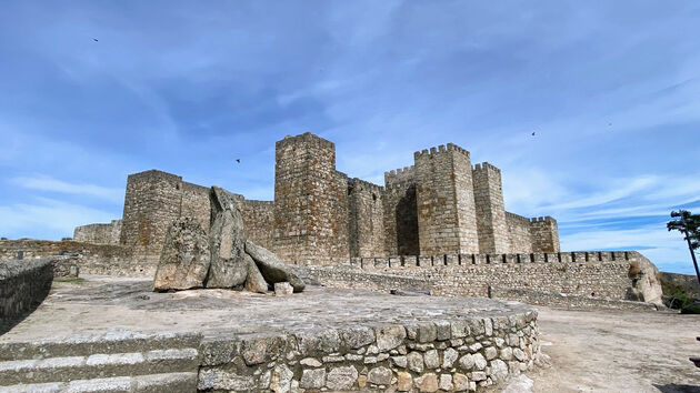 Het Alcazaba van Trujillo, bekend van Game og Thrones. Eronder zit een hotel.