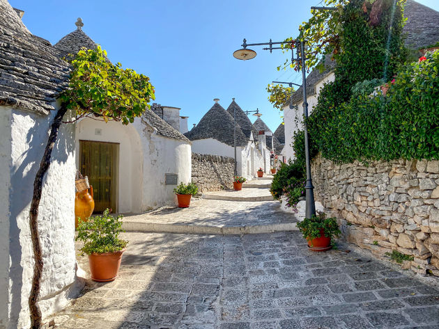 Trulli zijn witte huisjes met een grijs puntdak die oorspronkelijk zonder cement zijn gebouwd