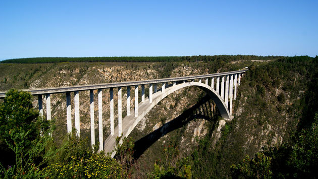 De beroemde Bloukransbrug in Tsitsikamma, waar je vanaf kunt bungeejumpen