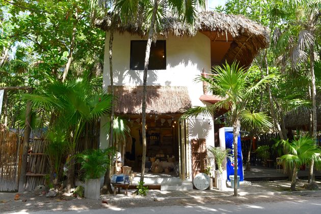 De hele straat van Tulum Beach barst van dit soort leuke winkeltjes