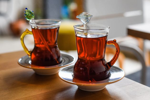 Turkse zwarte thee drink je uit dit soort kleine kopjes