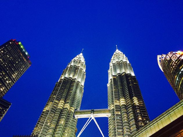 De Twin Towers in Kuala Lumpur zijn `s avonds mooi verlicht