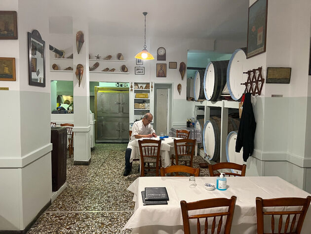 Typisch Grieks restaurant waar je keuze hebt uit wat de pot schaft