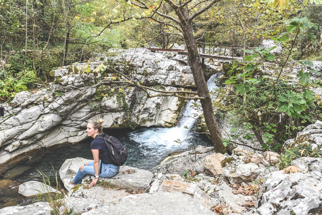 We gaan een stukje hiken naar de Kouiasa Bridge en komen langs deze mooie waterval