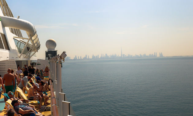 Uitzicht bij het verlaten van de stad Dubai