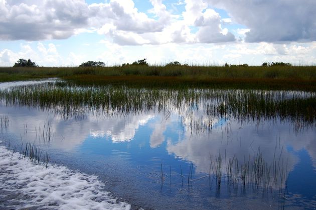 Mooie weerspiegeling van de wolken op het water