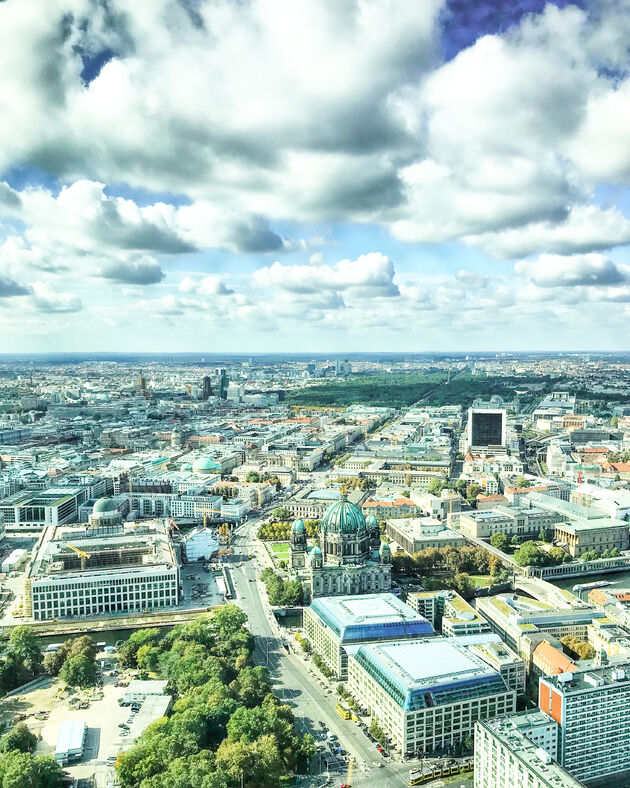 Bovenop de Fernsehturm geniet je van dit mooi uitzicht over Berlijn