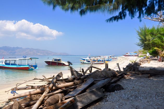 Aan de overkant zie je Lombok liggen