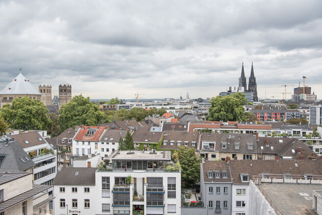 Uitzicht over Keulen vanaf het dakterras van Neni K\u00f6ln