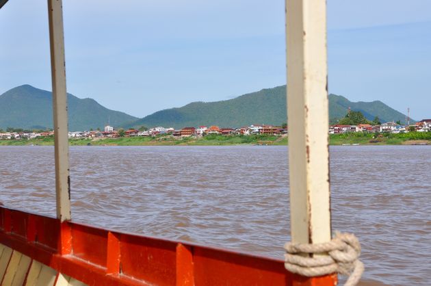 Uitzicht op Chiang Khan vanaf het water