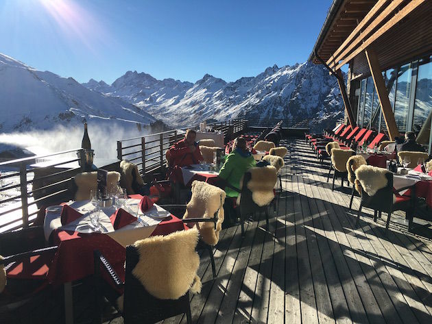 Het geweldige terras van het Alpenhaus