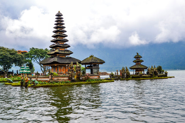 Ulun Danu is een van de mooiste tempels van Bali gelegen aan het Bratanmeer
