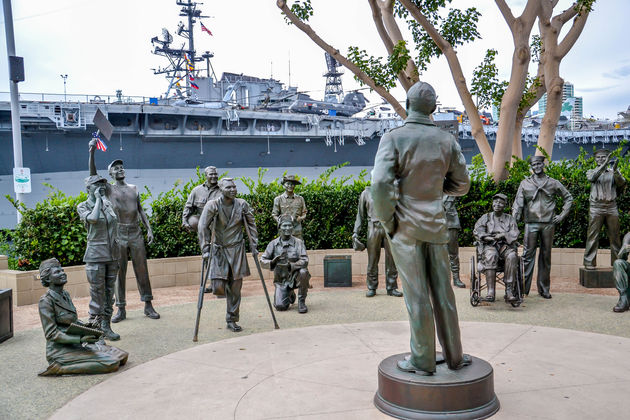 Monument en het Vliegdekschip van de USS Midway op de achtergrond