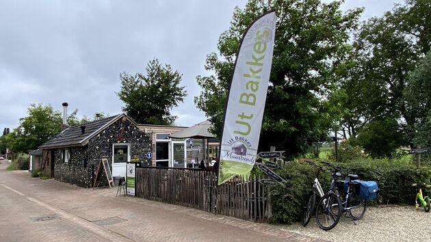 Onderweg Limburgse vlaai eten bij Ut Bakkes in Maasbend