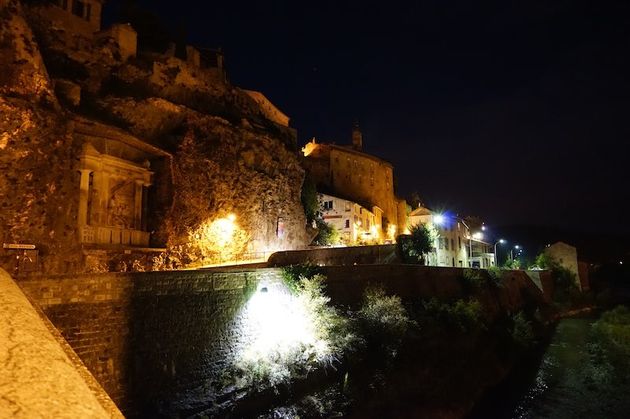 Vaison La Romaine, de oude stad in de avond