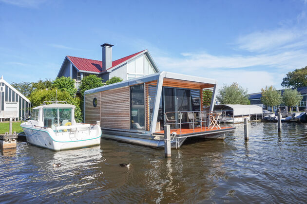 Luxe drijvende vakantiehuisje in Jachthaven de Oerhaal