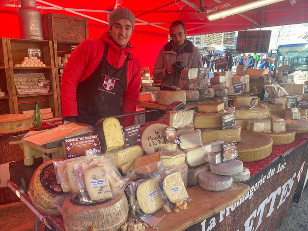 Het centrum is dagelijks gevuld met Franse fromageries, -boulangeries en winterse marktkramen