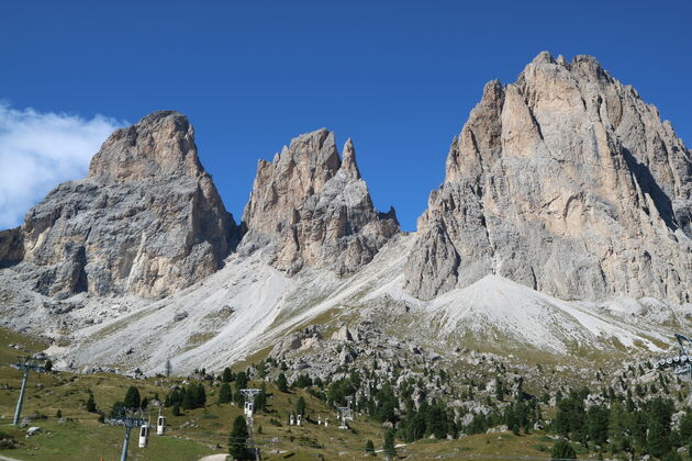 <em>De prachtige bergtoppen van de Sassolungo bergketen<\/em>