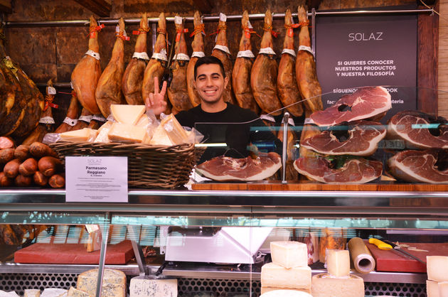 Reserveer een smaaktour door de markt en de heerlijke hapjes blijven voorbij komen.