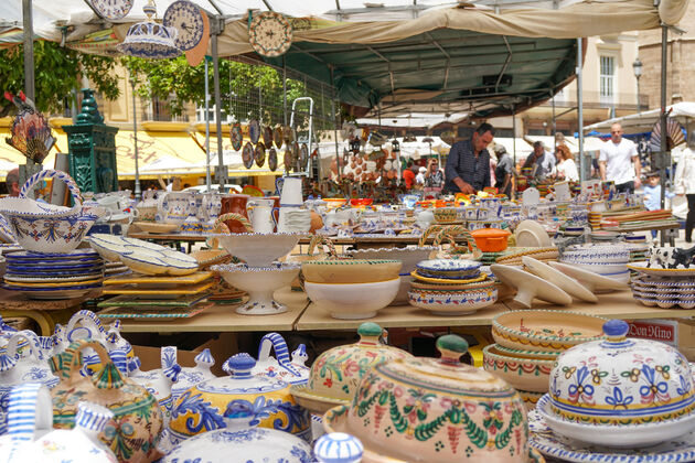 <b>Tip<\/b>: koop op de markt Valenciaans servies om thuis ook paella te maken en eten