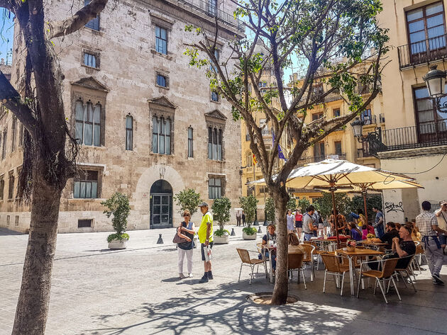 De echte Paella Valenciana proef je op een terras in de zon