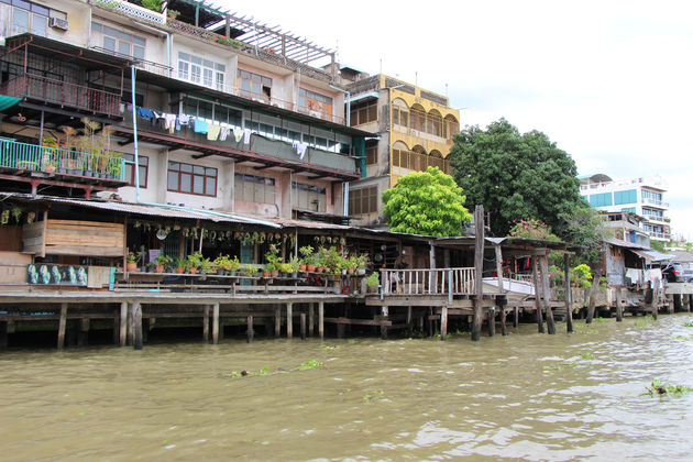 Vanaf het water van de Chao Phraya Rivier zie je de mooiste taferelen