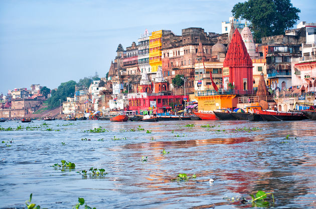 Varanasi aan de heilige rivier Ganges\u00a9 Marcos - Adobe Stock