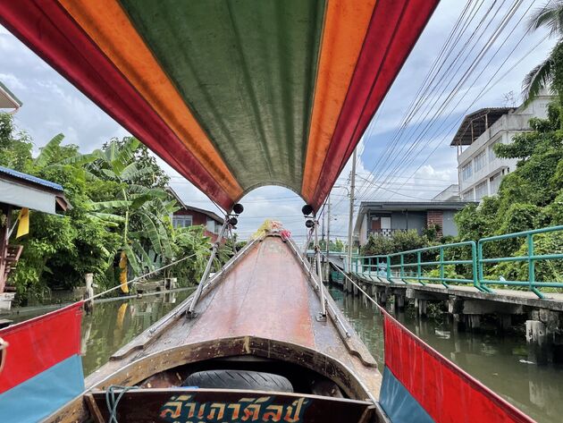 Ga varen over de Chao Phraya-rivier.