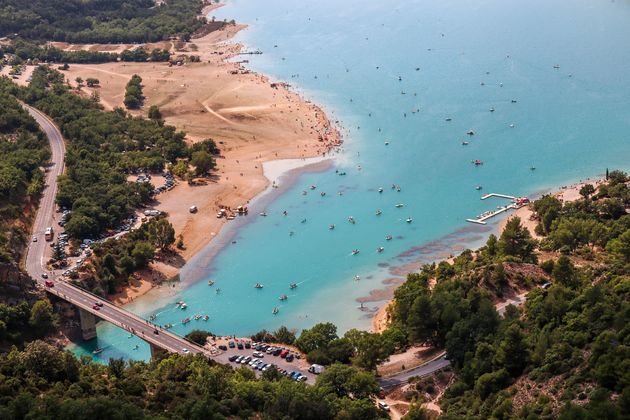 Veel mensen gaan lekker actief doen op dit prachtige blauwe meer