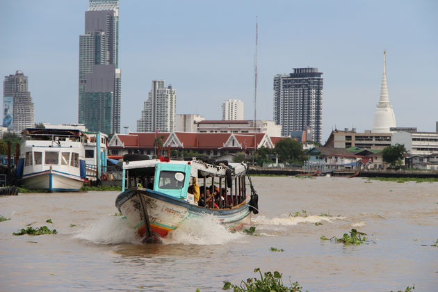 Varen over de kolkende Chao Phraya Rivier is een must