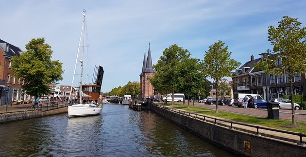 Varen met je `huis` door Sneek is echt heel leuk