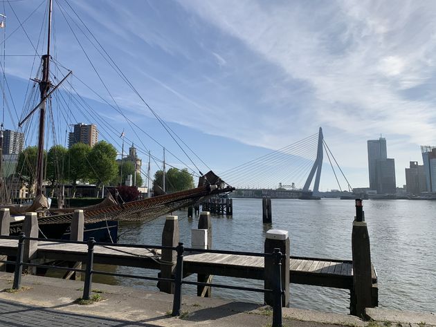 <em>De Veerhaven (Scheepvaartkwartier) met uitzicht op de Erasmusbrug en Kop van Zuid<\/em>