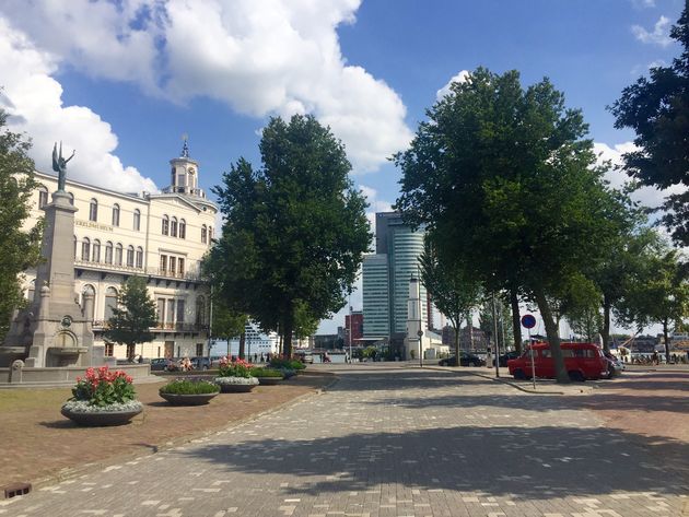 Het Calandmonument aan de Veerkade