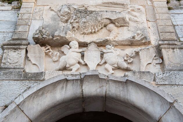 De oude Venetiaanse stadspoort met de leeuw