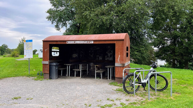 Oude wagons die worden gebruikt als rustplaatsen en te schuilen bij regen