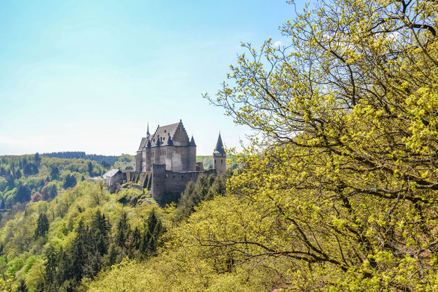Ook van een afstand maakt het kasteel van Vianden indruk