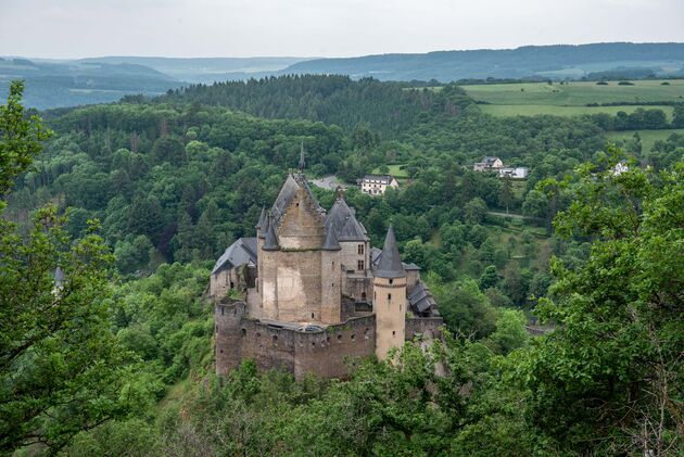 Het kasteel van Vianden ligt op een prachtige plek, omgeven door bossen