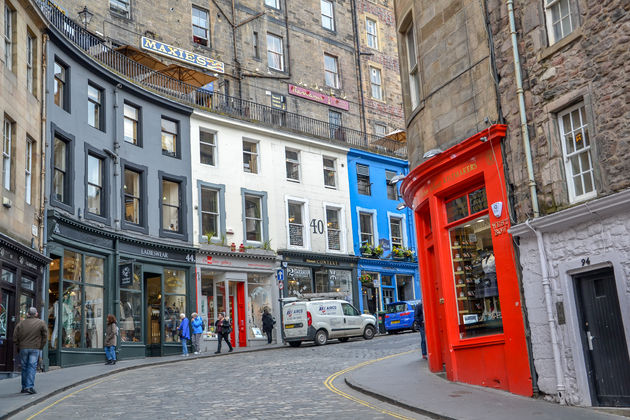 Op de hoek van de Grassmarket vind je Victoria Street.