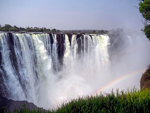 De indrukwekkende Victoria watervallen gezien vanuit Zimbabwe
