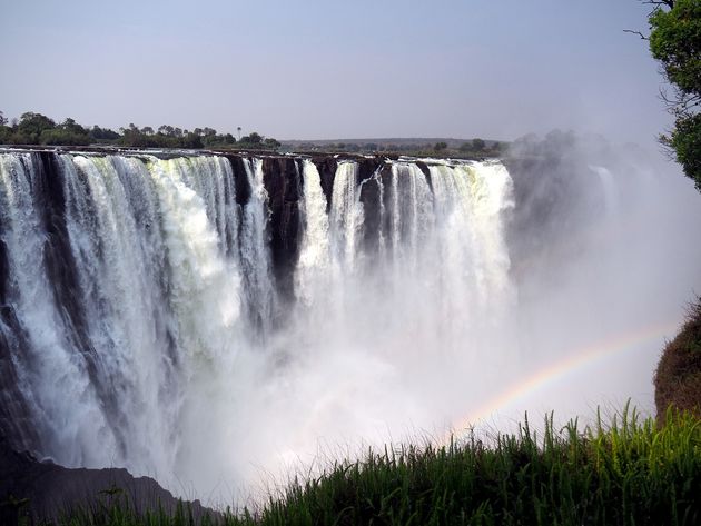 Wanneer de zon schijnt, zie je super veel regenbogen bij de Victoria Falls.