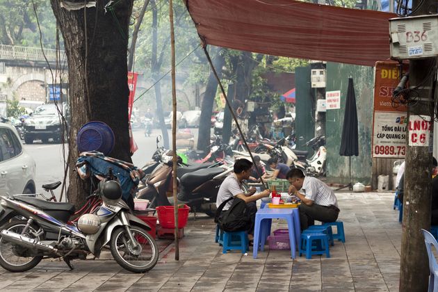 Typisch Vietnamees tafereel: eten doe je op straat op kleine plastic meubelen