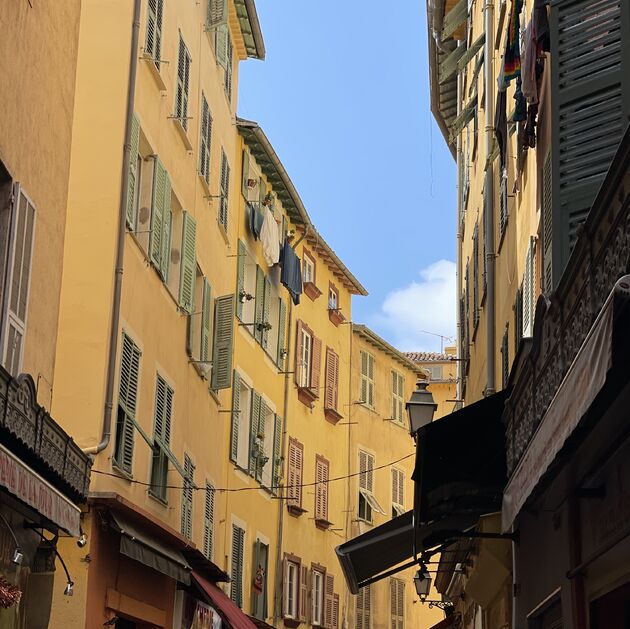 <em>Vieux Nice is het oude centrum van de stad en zit vol nauwe en sfeervolle straatjes<\/em>