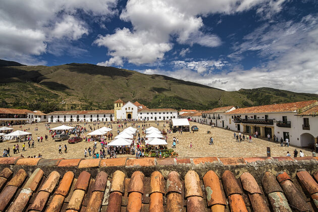 Het centrale plein in Villa de Leyva, omringd door de bergen\u00a9 juan - Adobe Stock