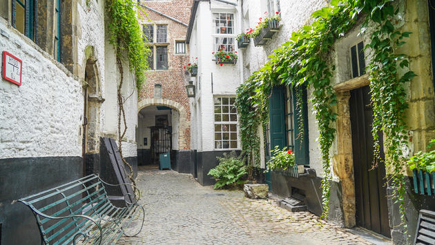 De Vlaeykensgang is het mooiste verborgen hofje in het centrum