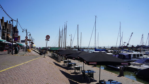 De dijk en haven bij Volendam