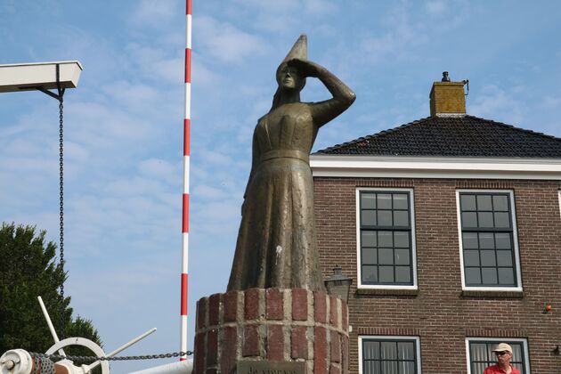 <em>Het Vrouwtje van Stavoren kijkt uit over de haven.<\/em>