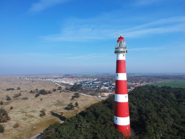 Met een drone kun je de vuurtoren van een afstandje bekijken, wat mooie plaatjes oplevert